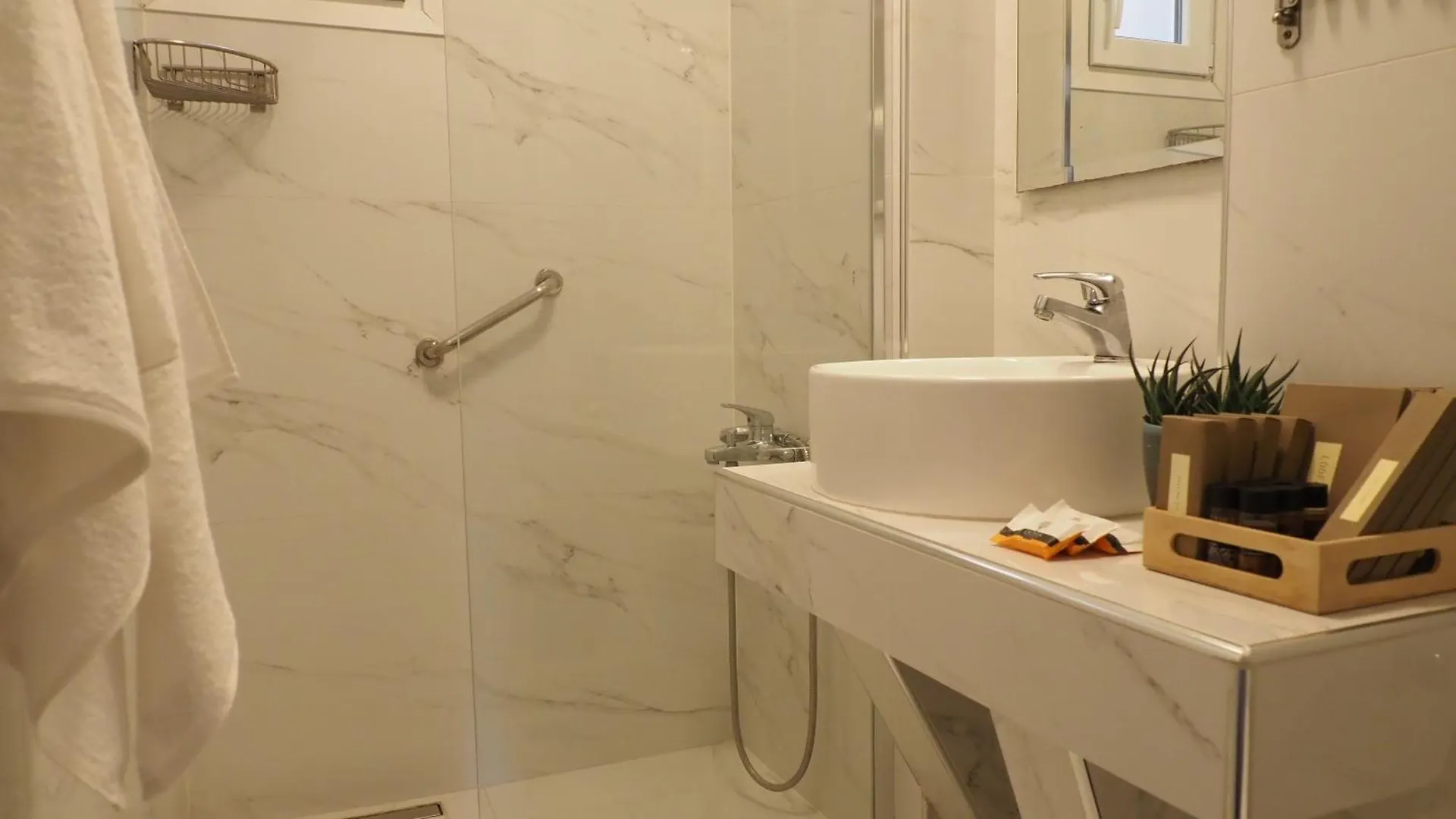Leonidas Apartments And Suites Μόλα Καλύβα Ξενοδοχείο με διαμερίσματα