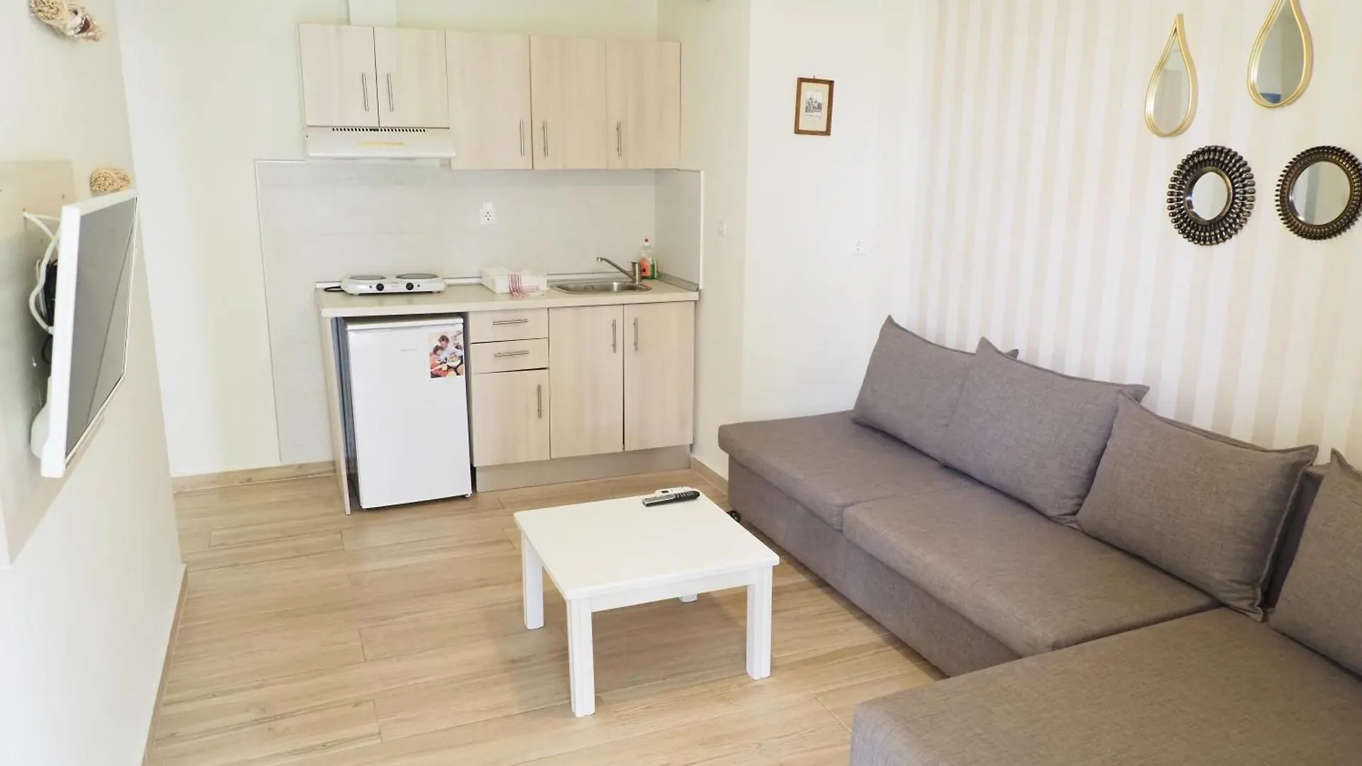 Aparthotel Leonidas Apartments And Suites Mola Kalyva