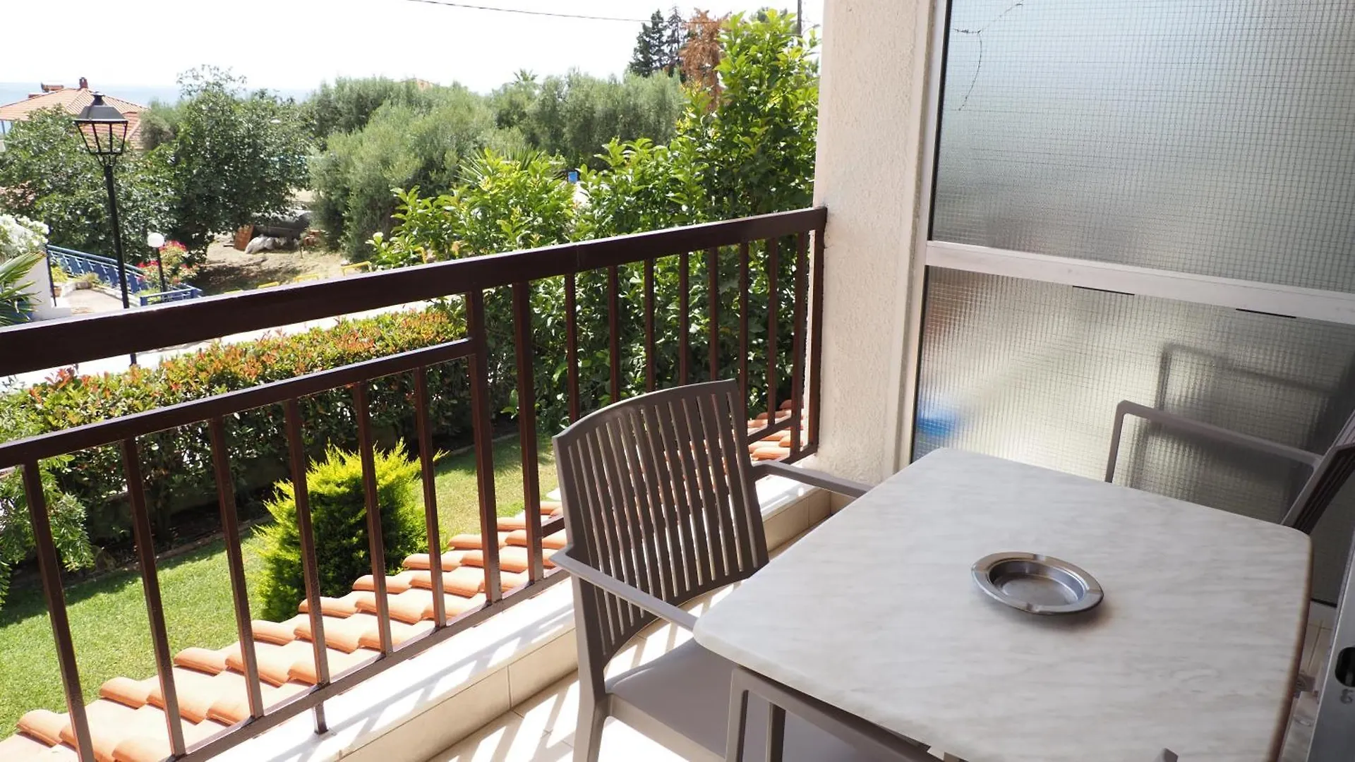 Leonidas Apartments And Suites Mola Kalyva Greece