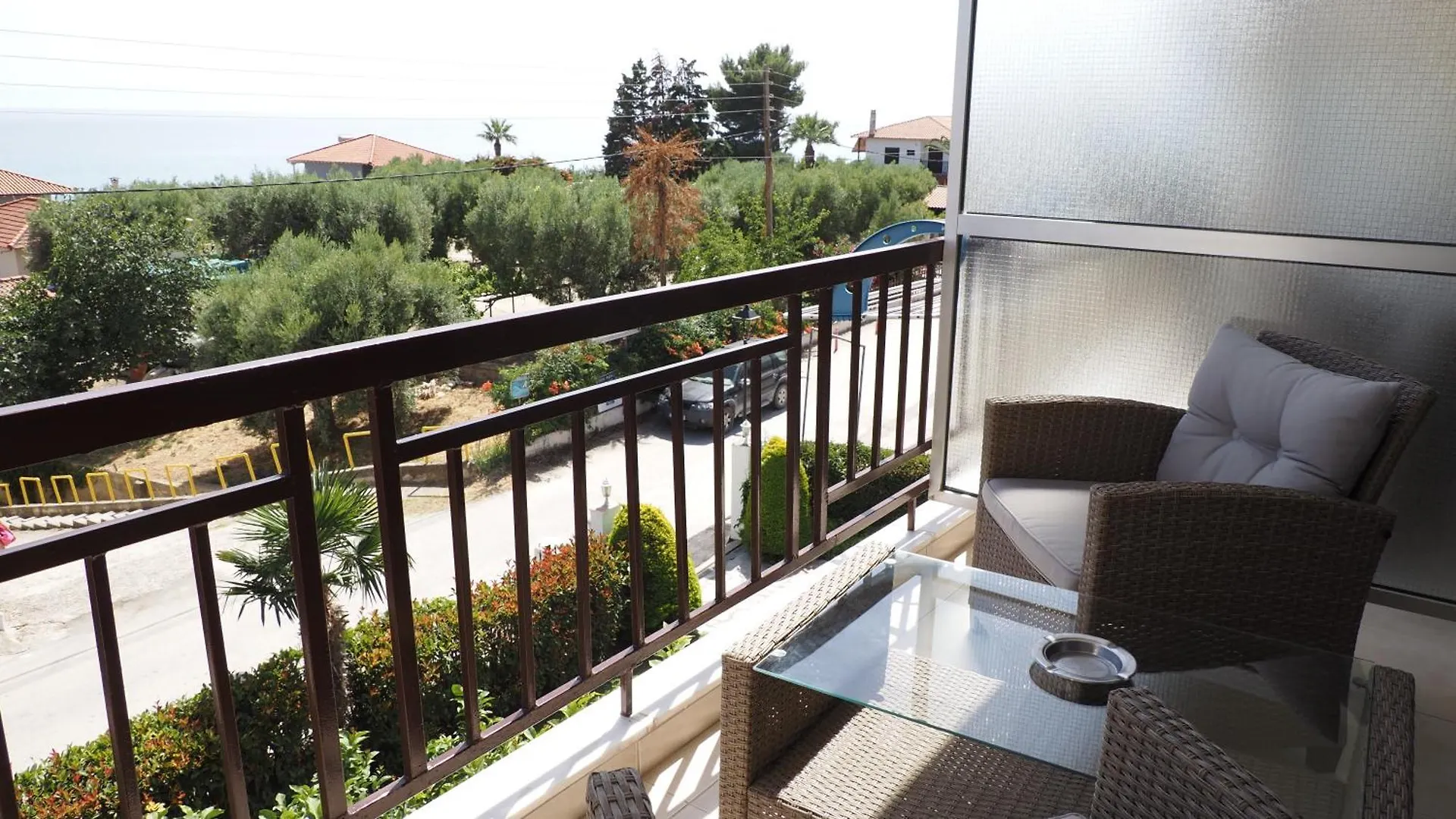 Leonidas Apartments And Suites Μόλα Καλύβα