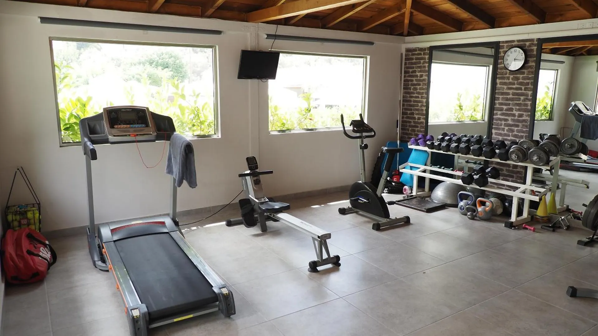 Leonidas Apartments And Suites Mola Kalyva