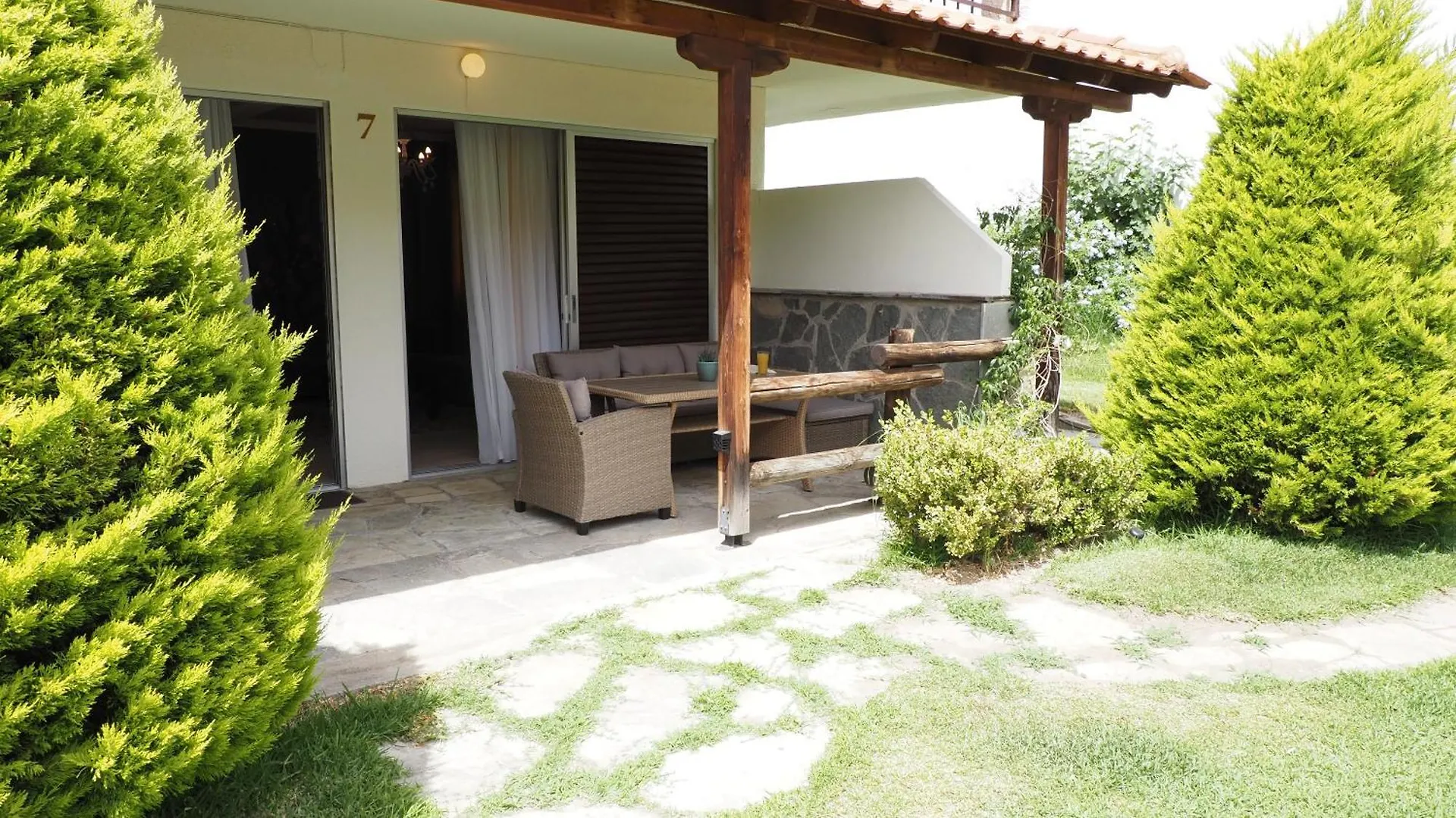Ξενοδοχείο με διαμερίσματα Leonidas Apartments And Suites Μόλα Καλύβα