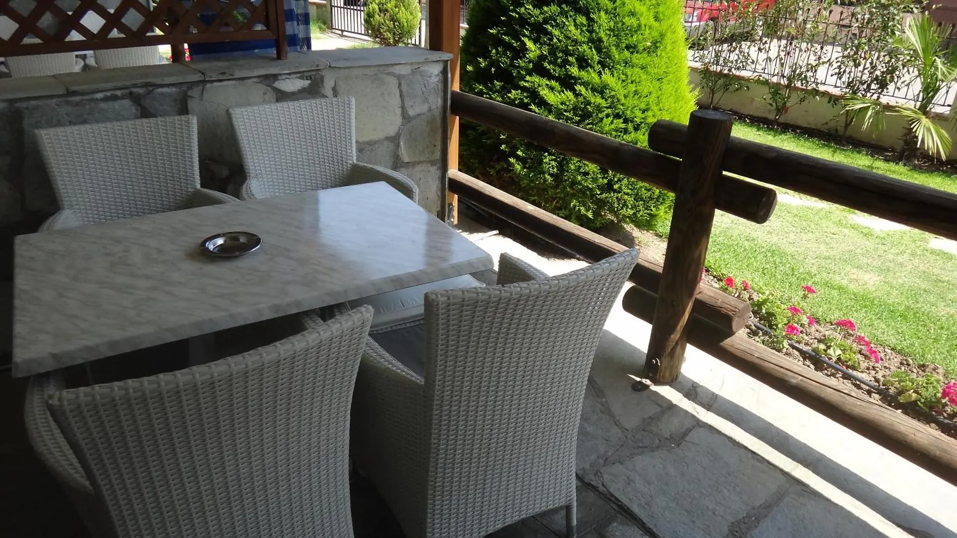 Ξενοδοχείο με διαμερίσματα Leonidas Apartments And Suites Μόλα Καλύβα