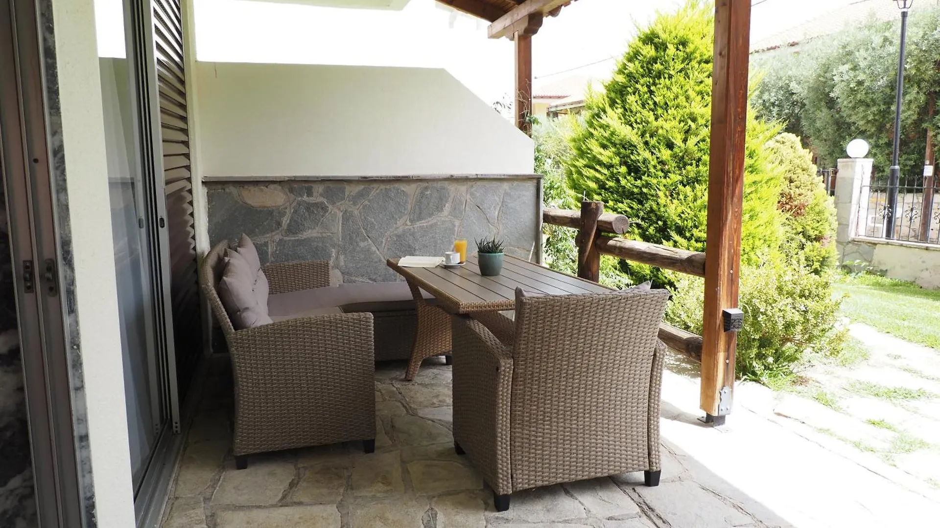 Leonidas Apartments And Suites Μόλα Καλύβα Ξενοδοχείο με διαμερίσματα