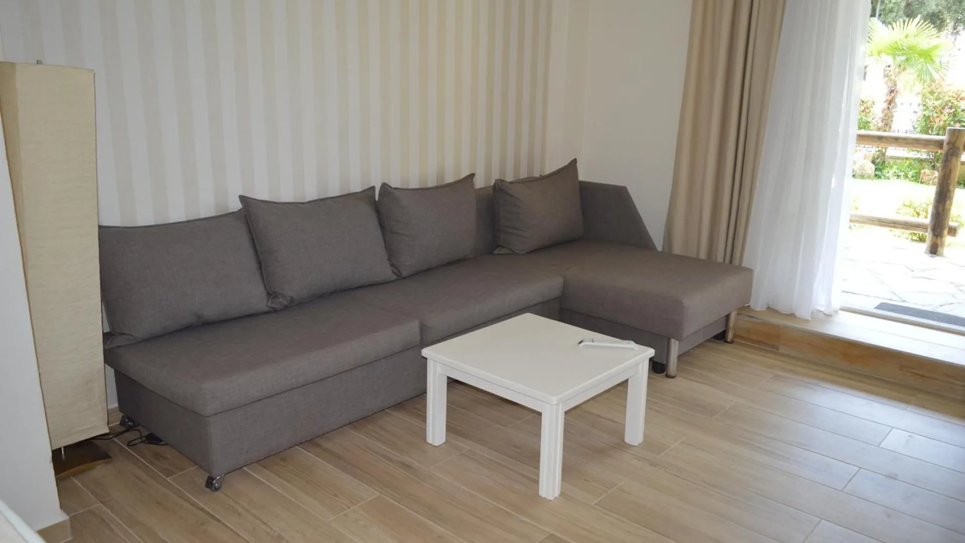 Leonidas Apartments And Suites Μόλα Καλύβα Ελλάδα