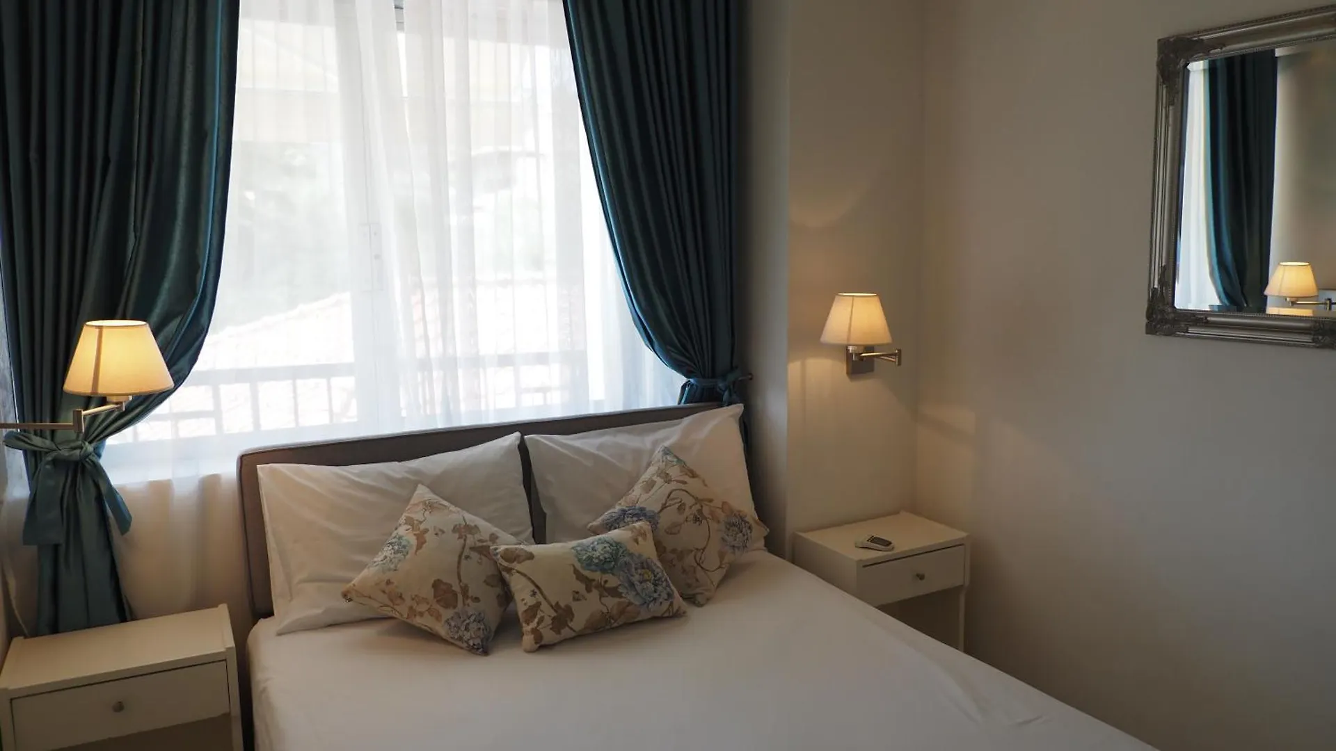Leonidas Apartments And Suites Mola Kalyva Aparthotel