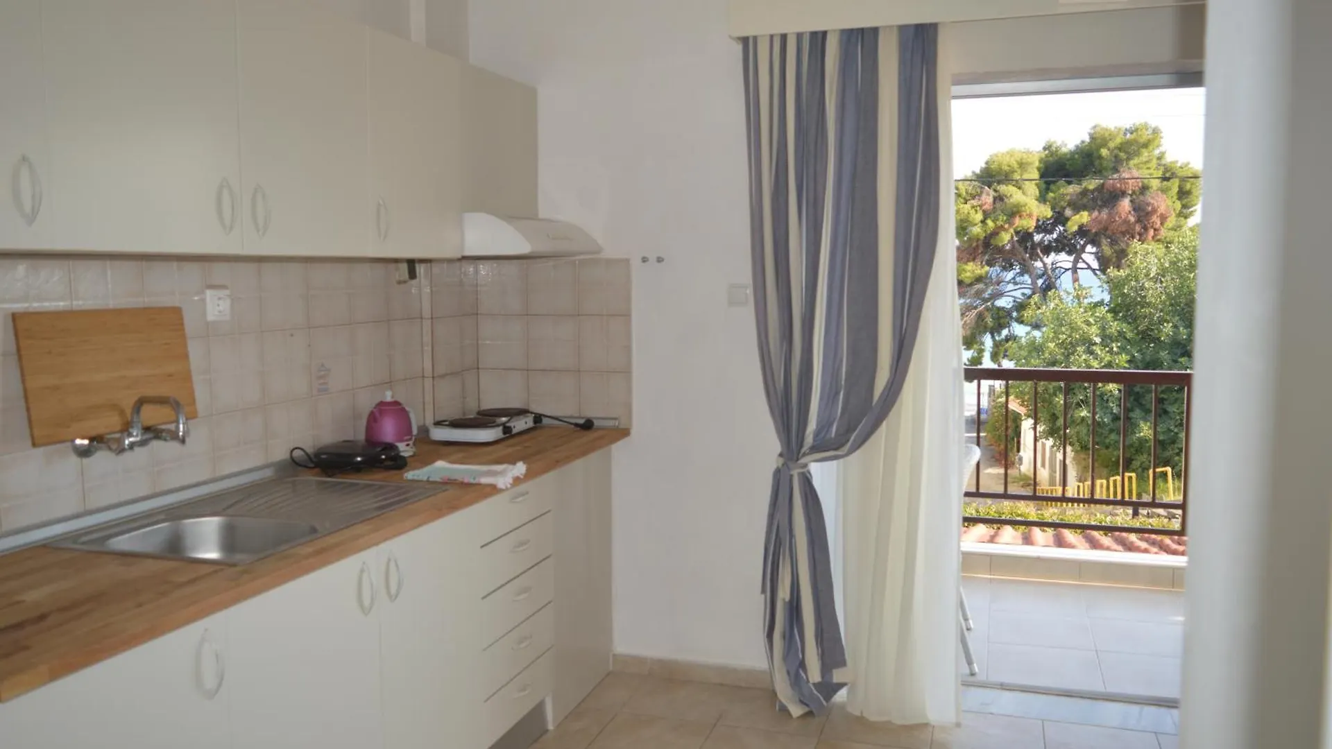 Leonidas Apartments And Suites Μόλα Καλύβα