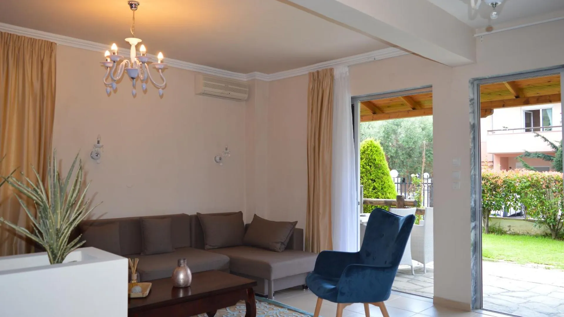Leonidas Apartments And Suites Μόλα Καλύβα