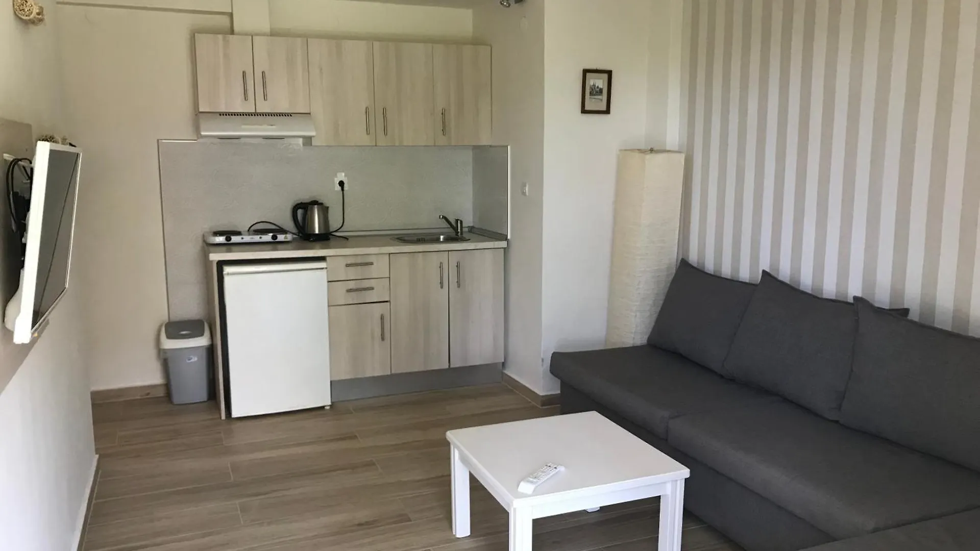 Leonidas Apartments And Suites Mola Kalyva 0*,