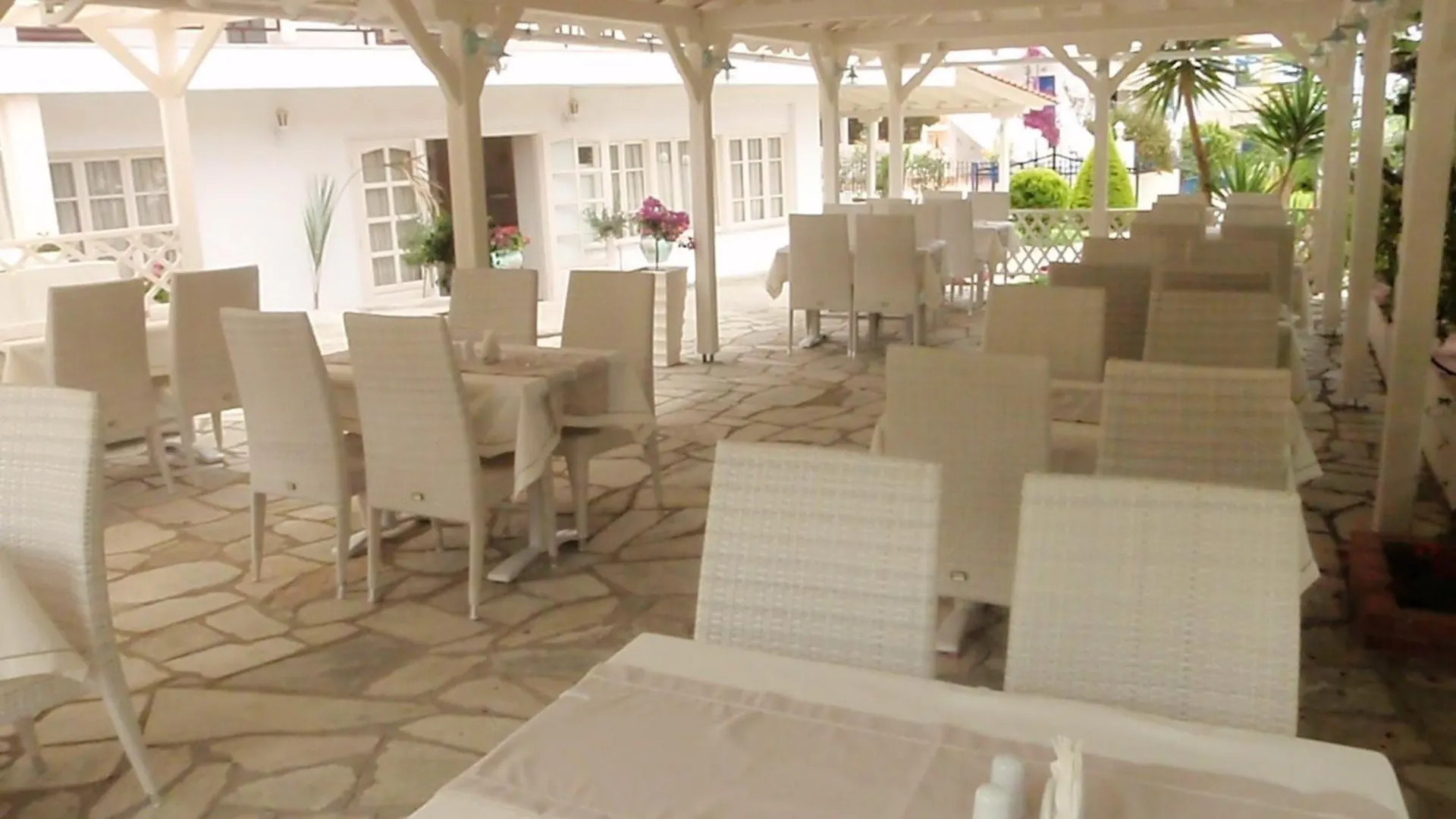 Leonidas Apartments And Suites Μόλα Καλύβα